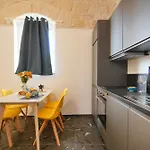 Guesthost - Stayart - Contemporary For Travellers * Bari