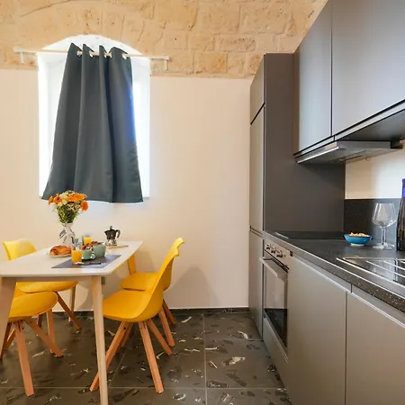 Guesthost - Stayart - Contemporary For Travellers * Bari