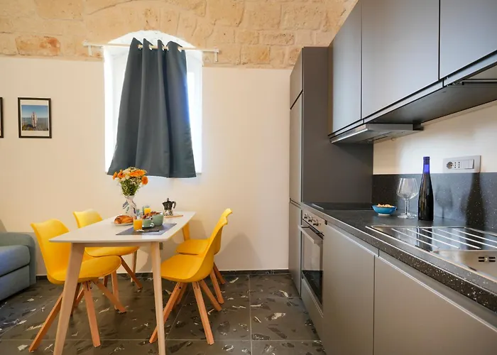 Guesthost - Stayart - Contemporary For Travellers * Бари